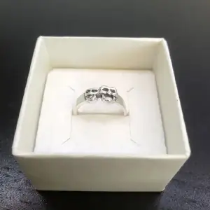 Säljer denna snygga rostfria ring som är i nyskick. Hör gärna av dig vid intresse!😁