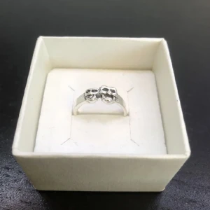 Silvrig ring - Säljer denna snygga rostfria ring som är i nyskick. Hör gärna av dig vid intresse!😁
