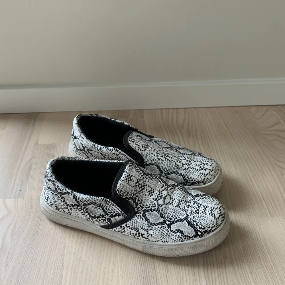 Slip-on skor i storlek 39.. Skor.