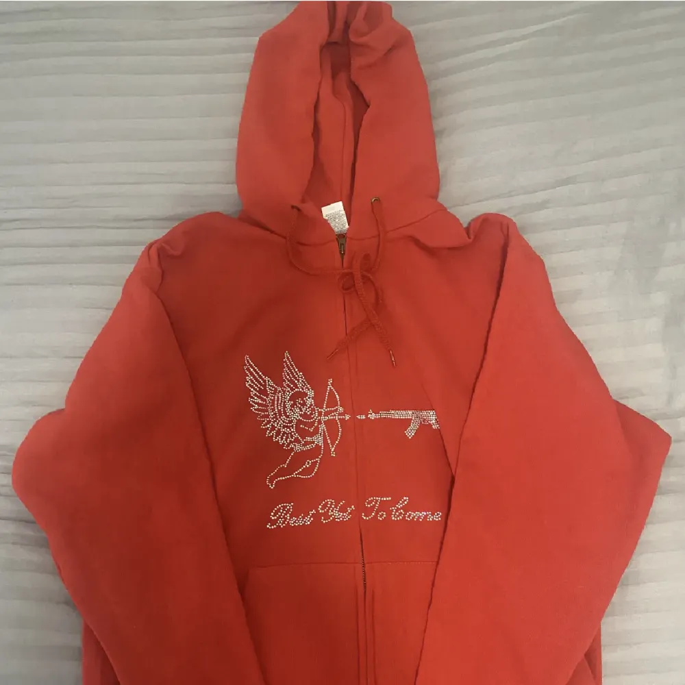 Det är en röd best yet to come zip hoodie. Den är i storlek s. Den är i bra skick. . Hoodies.