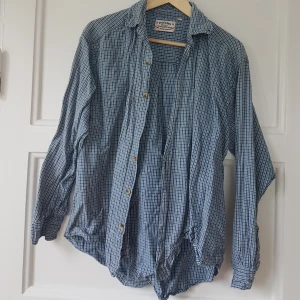 Fin skjorta, Strlk L  - Fin skjorta i strlk L som jag haft som oversize skjorta. Så jag skulle säga att den passar S-L bereonde på hur man vill att den ska sitta. 