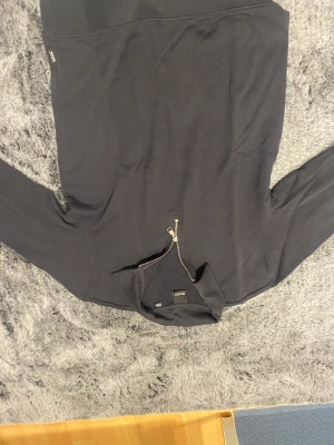 Only and sons piké tröja - Hej, säljer nu min mörkblåa piké sweatshirt från only and sons! Den är mörkblå och har en silverfärgad dragkedja, skick 10/10 inte använd! Priset kan diskuteras vid snabb affär!