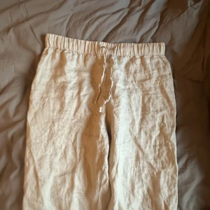 Linnebyxor HM - Säljer nu ett par linnebyxor från H&M i storlek S. Jag köpte de förra sommaren men har nästan inte använt de något alls❤️ köpte för ca 299/250/199 (lite osäker)  därav priset 🥰🥰