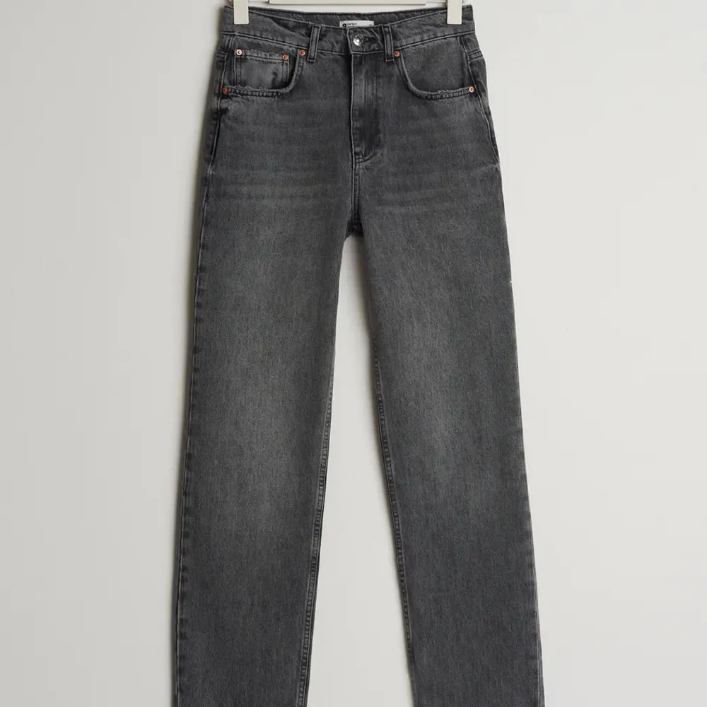 Säljer mina gråa jeans från GinaTricot som var väldigt populära för ett tag sedan! De är väl använda men i mycket gott skick! De finns inte längre att köpa på deras hemsida. Jag köpte de för 600 men säljer nu för 200! Kontakta för fler bilder!. Jeans & Byxor.