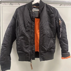 Alpha industries bomberjacka - Bomberjacka från alpha industries i fint skick. Strl xs. 