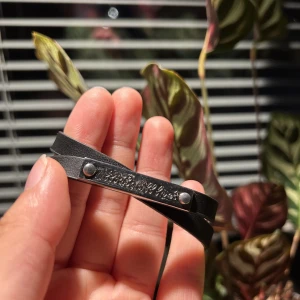 armband/ choker - Ett armband / chocker där det står tillbaka till livet! går att använda som båda, antingen dubbel varv armband eller choker