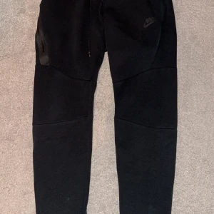 Gamla modellen av Nike tech fleece - Helt nya går för 2300-2500kr dom hära är lite använda men dom ser bra ut färgen och allt 