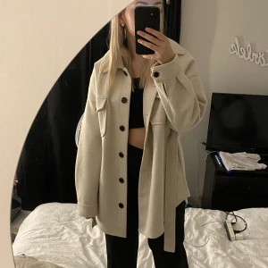 Beige kappa - Beige kappa från Nelly, använd fåtal gånger🤍 mer åt 34 i storleken!
