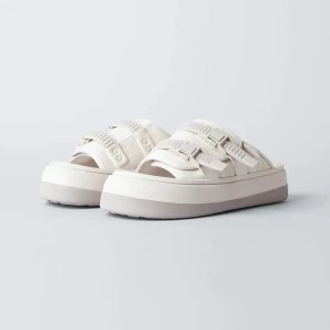 Eytys Capri Sandals - Super balla sandaler från Eytys i modellen ”Capri”   Endast använda inomhus under en kväll! Och säljer då de tyvärr för tillfället tar plats i garderoben inför flytt. Därav mycket bra skick!   Ordinarie pris är 1800. Size 40 men justerbara och öppna. 