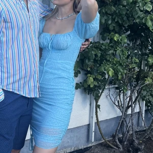 Adoore Palermo dress blue  - Säljer då den tyvärr blivit för liten för mig 💘 Fint skick! Lagad i ena sidan då sömmen sprack men inget som syns, kan skicka bild om så önskas! 