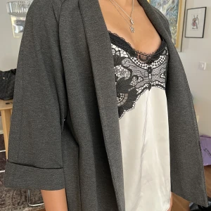 Kappa - Snygg kappa, fin att ha över nån gullig topp. Storlek S. Från STOCKHOLM LM. köpt för 500kr och nu säljer för 200kr❤️❤️