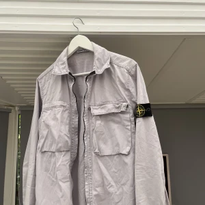 Stone island overshirt  - Size M  Skick: 8/10 inga flaws  Färgen är ljuslila/grå
