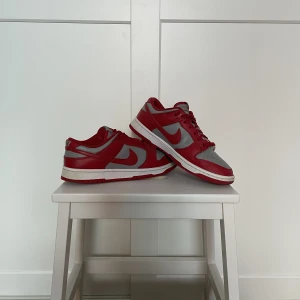 Nike Dunk Low ”UNLV” - Säljer dessa dunks då de inte används. Slängde tyvärr boxen när jag köpte dem för att jag var kär och trodde aldrig jag skulle sälja dessa - dumt. Men men, väldigt bra skick! Ina slitningar eller hål. Köpte på sneakershyllan i Gbg för 2700 kr😁
