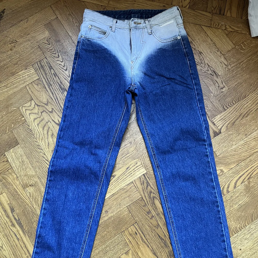 Säljer dessa blue washed straight jeans från PUSHBUTTON. Storlek S. Jätte bra skick (som nya). Nypris ligger på 455€. . Jeans & Byxor.