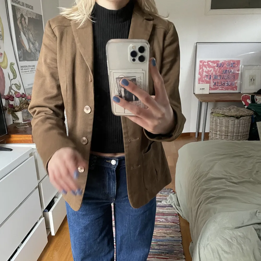 Brun kavaj, köpt secondhand. I bra skicka! Strl XS med en lite figursydd passform! đ. Takit.