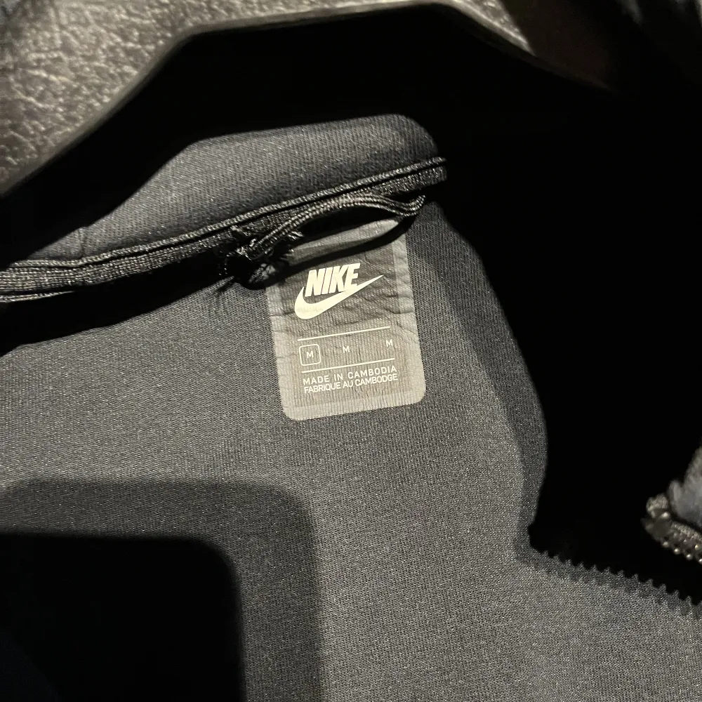 Säljer min Nike tech svart som ba hänger i garderoben. Cond är 7/10 lite använt men annars väldigt fin. Hoodies.