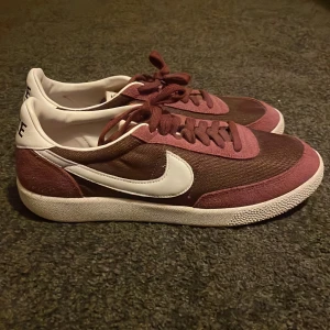 Nike skor - Coola Nike skor, som är köpt på en outlet. De har använts 1-2 gånger. Bekväma och stiliga.
