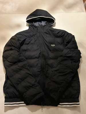 Fred Perry Jacka - Fred Perry jacka i storlek XL, Den är använd skick 8/10  Nypris: 3850kr