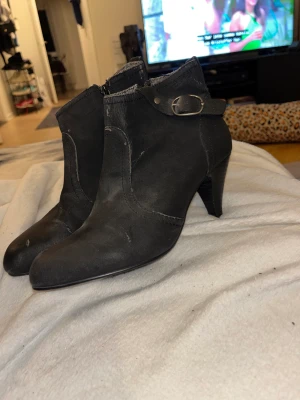 Klackskor - Klackskor från Espirit som är använda endast 1 gång, har legat i en garderob i flera. Börjar spricka lite i tyget/lädret. Därför de säljs så billigt. Hoppas på att kommas till användning. Storlek 39. Köparen står alltid för frakten 