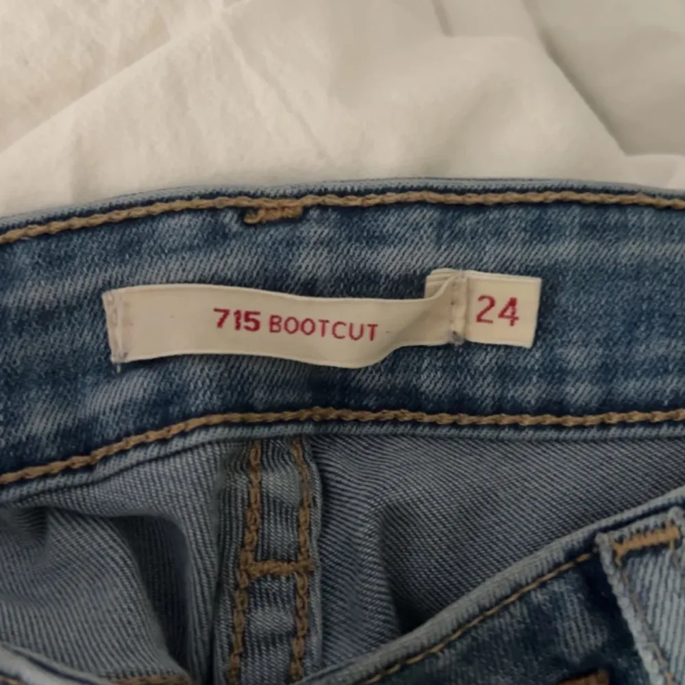 Säljer mina blåa lågmidjade levis jeans som e använda en del, köpte dom här på Vinted för ett år sen💗 Säljer för 300kr plus frakt💗. Jeans & Byxor.