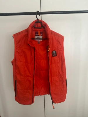 Parajumper vest - Knappt använd, köpt på johnells.   Storlek S men passar på mig som bär på M annars.   Pris går att diskutera vid jätte snabb affär