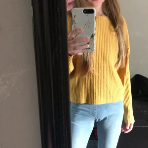  Tröja  - Denna tröja är jättefin den är knappt använd från H&M storlek 146/152 