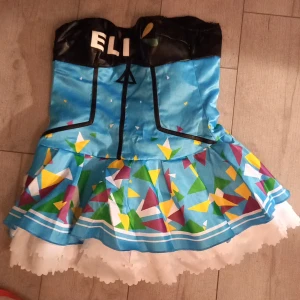Eli ayase cosplay - Hej, säljer denna super fina eli ayase cosplayen eftersom att min kariär för cosplay är över, alla delar förutom hörlurar och peruk är med och för fler bilder kontakta mig här på plick<3