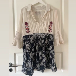 Odd Molly blus/tunika  - Fin Odd Molly blus som även funkar som tunika med bohemisk utstyrsel.  I fint skick! Få lösa trådar vid ena broderiet vid bröstet.  Material: 65% bomull, 35% silke 