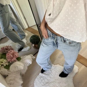 Jeans - Lågmidjade lite baggy jeans från zara😊