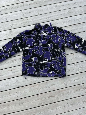 Vailent tjocktröja  - Skick 10/10 ny skick . Har en riktigt snygg design och rättså varm så Perfekt för hösten.