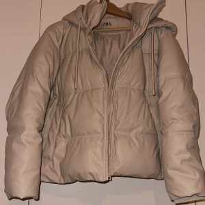 Dunjacka  - En fin beige dunjacka från Zara som är använd fåtal gånger. 
