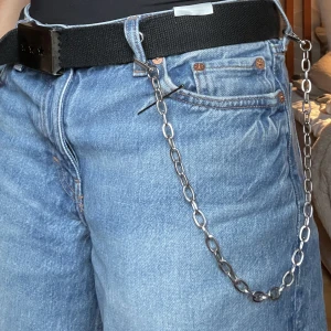Kedja - Kedja som man kan ha båda som halsband eller som jag brukade använda den vid byxan!! Köpt här på plick, fint skick !! 48 cm lång.