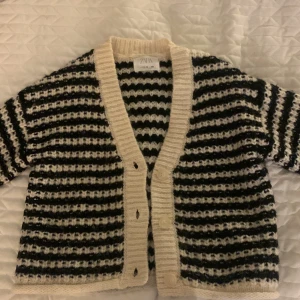 Randig kofta - Super fin randig kofta från zara! Strl 152 men passar xs💕 rätt bra skick