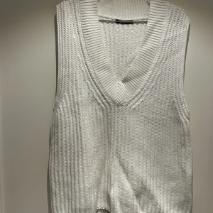 Stickad väst Gina tricot - Stickad väst från Gina tricot, använt fåtal gånfer
