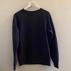 Peakperfomance Crewneck  - Mörkblå Crewneck Storlek: S Skick 9,5/10 knappt använd  Nypris: 1199 kr  Pris: 350 kr 