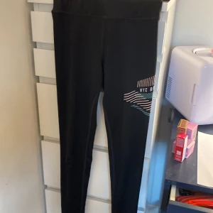 Snygga leggings  - Okej skick är lite noppig säljer derför väldigt billigt. Perfekt om du har en kusin eller ett syskon som fyller år. Perfekt nu när skolan har börjat och man har idrott. Om du har fler frågor skriv privat.