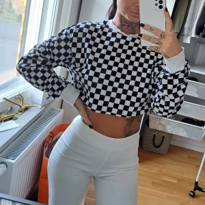 Tröja - Magtröja som passar xs-m, beroende på hur man vill att den ska sitta :)