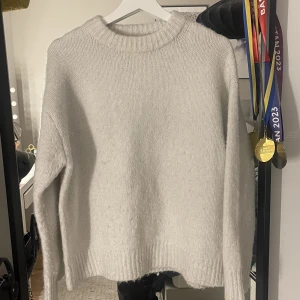 Stickad tröja  - Jätte fin stickad tröja som inte kommit till användning, använt ca 2 gånger. Är från zara. 