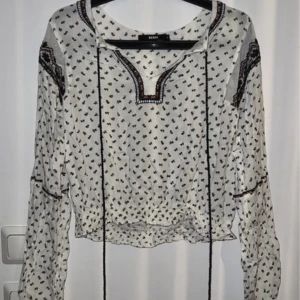 Jättesöt blommig blus  - Blommig blus från BikBok! 