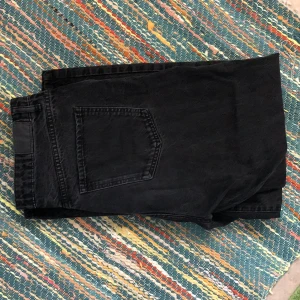 jeans gina - svarta jeans från gina, lite boyfriend jeans fit 