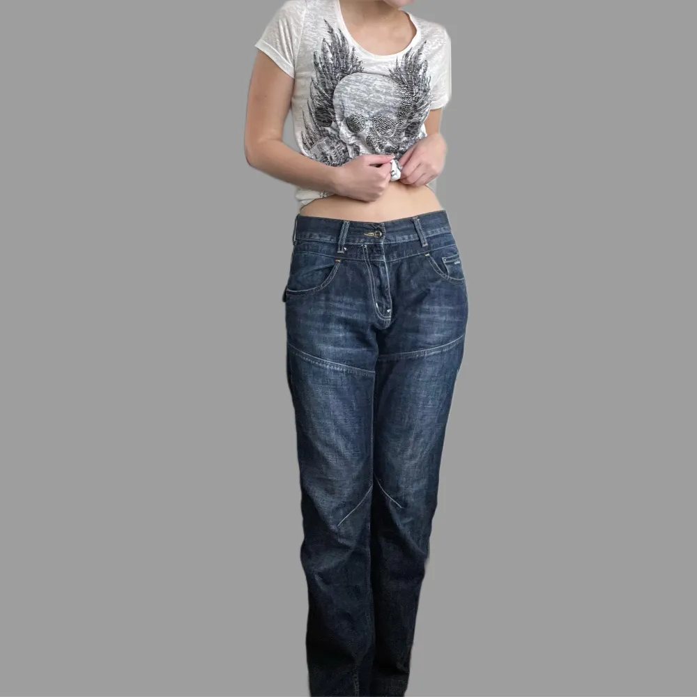 as snygga straight/baggy (beroende på storlek) jeans från Grant. Storlek W32 L32. Lite korta för mig som är 175. Lite kortare vore perfekt. 🤍. Jeans & Byxor.