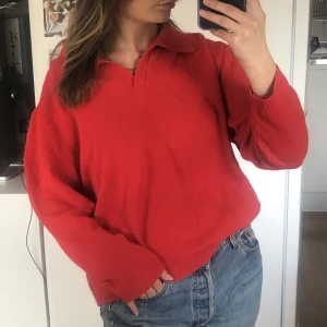 Röd tröja med krage - Köpt second hand, märke och storlek är okänt då lappen är bortklippt. Men den passar bra på mig som vanligtvis har S. Mysig nu till höst och vinter🍂Aldrig använd av mig. 