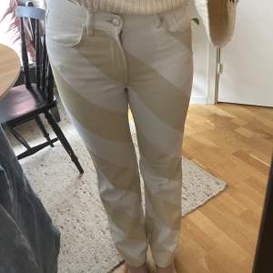 Jättecoola och unika jeans från Hm! Jag är 177 och dom är perfekt längd!