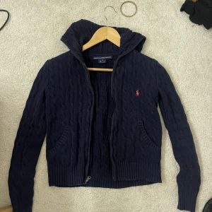 Kabelstickad kofta  - Kabelstickad kofta från Ralph lauren i storlek S, fint skick! 