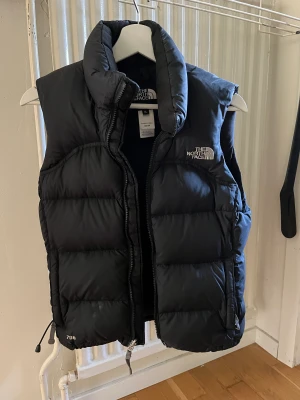 The north face väst  - hej, säljer nu min fina väst från the north face i storlek Xs women. Den är svart och i fint skick, finns en fläck som syns lite på första bilden❤️