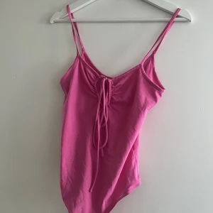 Body  - Rosa suupersöt stringbody! Den är i otroligt skönt material🤍. Använd endast en gång. 
