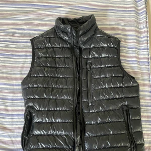 PeakPerformance Väst - Storlek S, Bra skick sällan använd, säljer den då jag inte behöver den. Glansigt material, likt moncler.