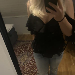 Blus  - Blus från New Yorker, aldrig använd. Köpt för 150 kronor, prislappen är kvar. Storlek L men sitter som S