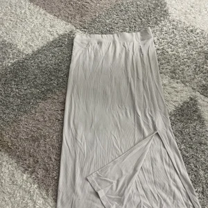 Vit basic kjol med slits  - Jag säljer min vita basic kjol med slits från lager 157 då jag inte använder den längre  Det är storlek M men den passar på S också🤍