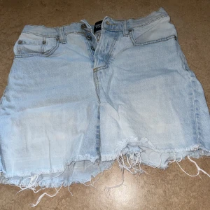 Lager157 jeansshorts  - Lager157 jeansshorts, använd några gånger o är fransade i låren. Storlek S